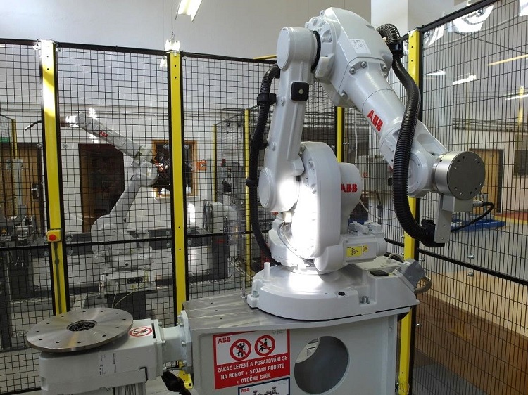 Obr. 1 Pracoviště s robotem IRB 1600 se silovým a momentovým senzorem